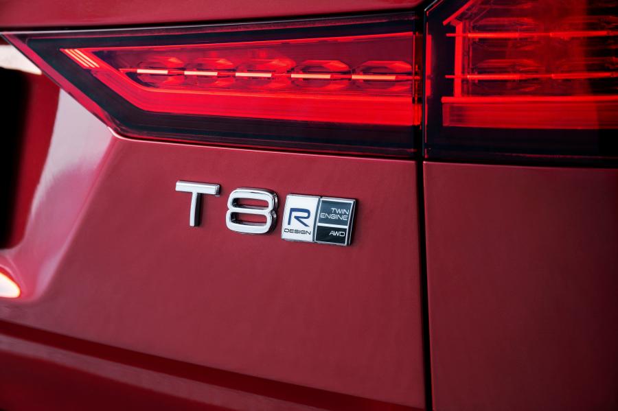 Логотип Volvo V60 T8 R-Design 2018 года  (WW) (фото 13 из 19)